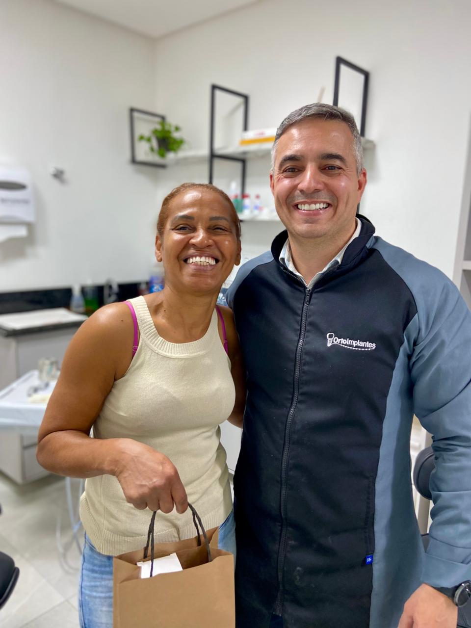 Clientes satisfeitos com Implantes Dentários em Ubá